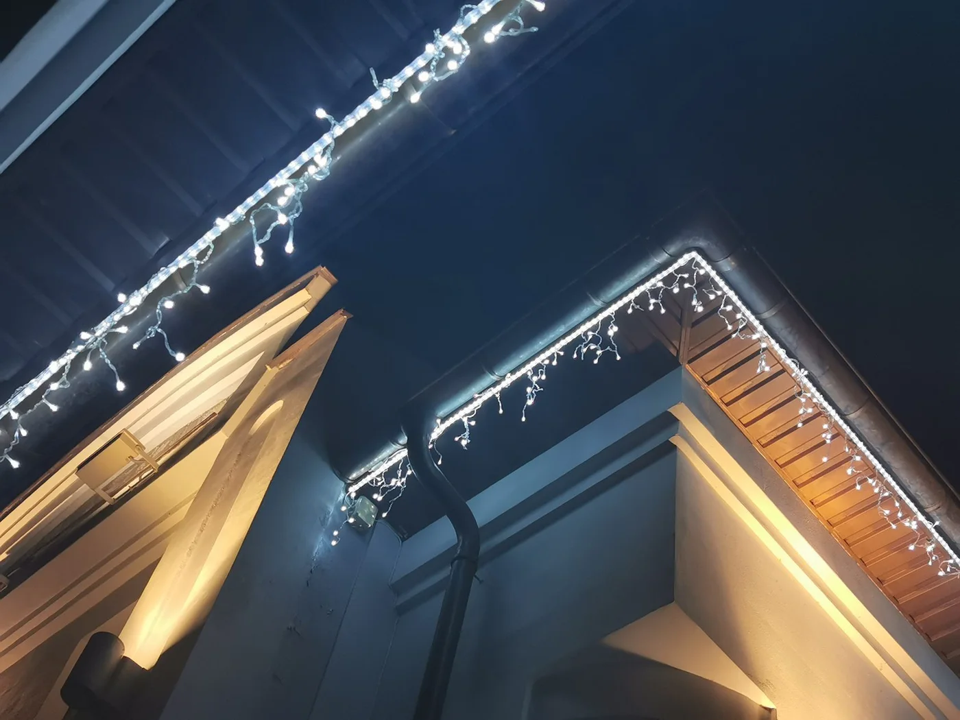 Скрытый монтаж неона и бахромы по свесу кровли крупным планом, Feel-Light