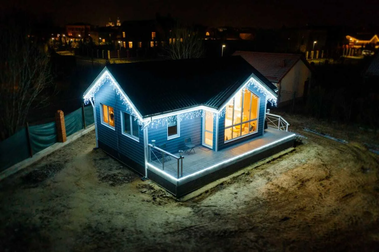 Вид сверху на вечернее освещение загородного дома и придомовой территории, Feel-Light