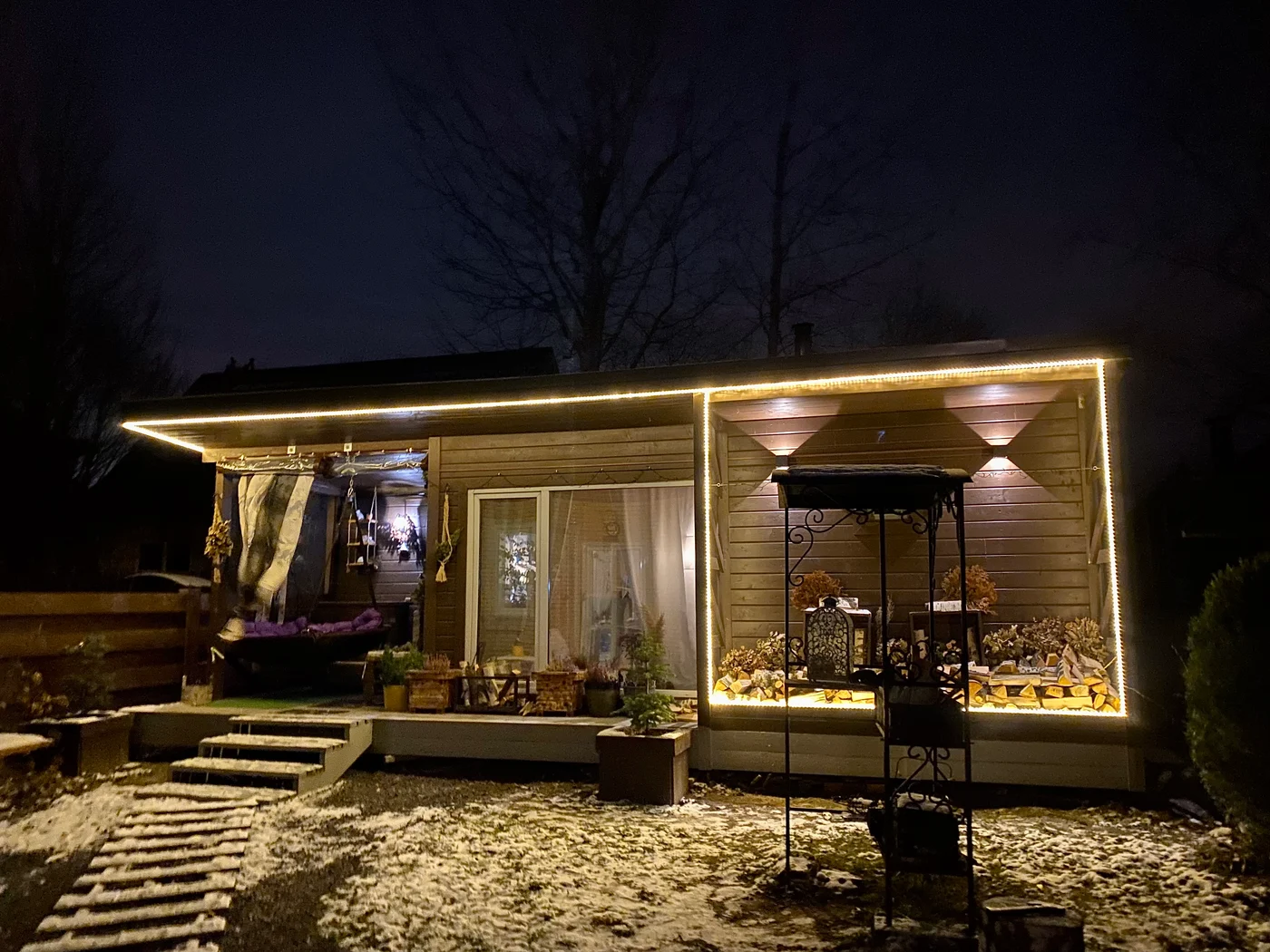Вечернее освещение террасы загородного шале 210 м² в Зеленогорске, Feel-Light