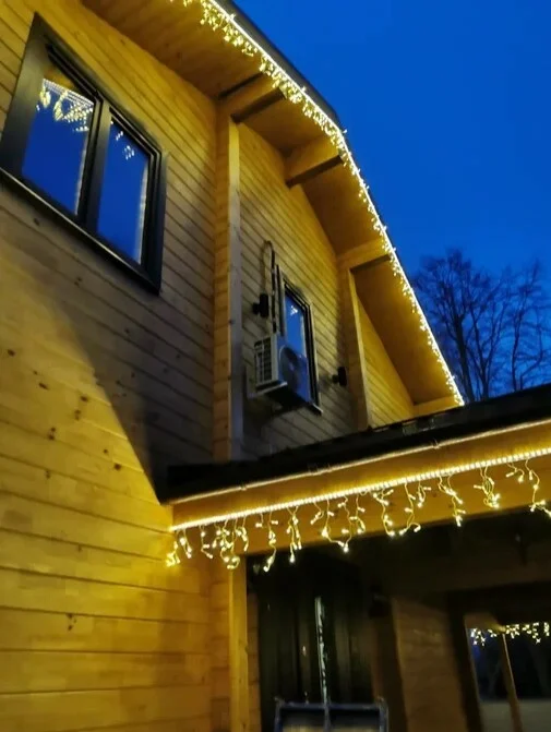 Светодиодная бахрома IP67 крупным планом на карнизе кровли, Feel-Light